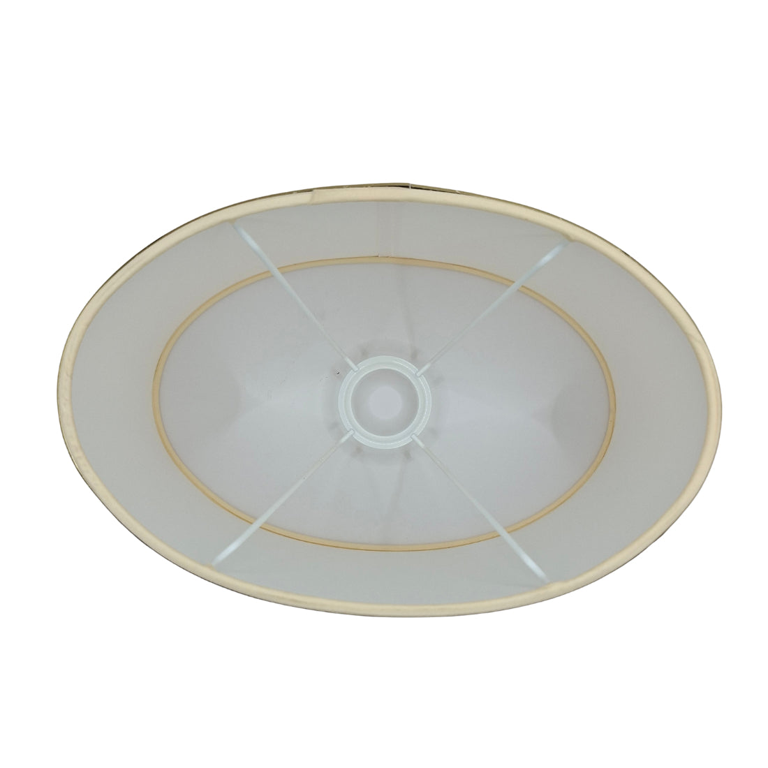 Detailfoto van de beige ovalen lampenkap met gouden accenten. Perfect voor een warme en sfeervolle uitstraling in huis.