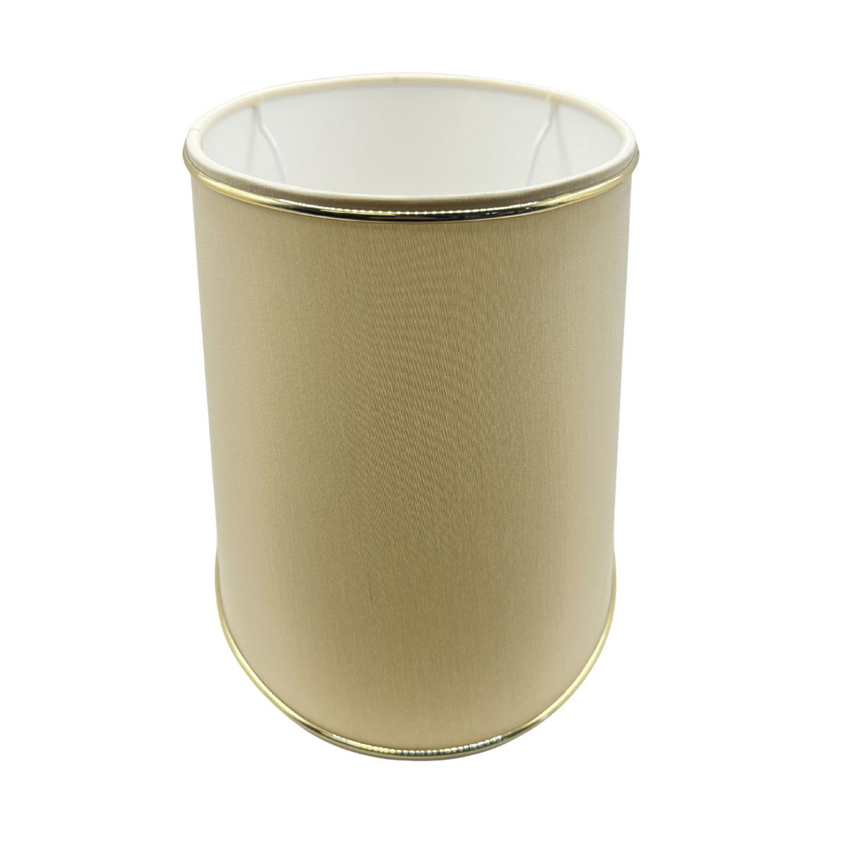De beige lampenkap Oval voegt een warme gloed toe aan uw interieur. Perfect voor een moderne en sfeervolle uitstraling.