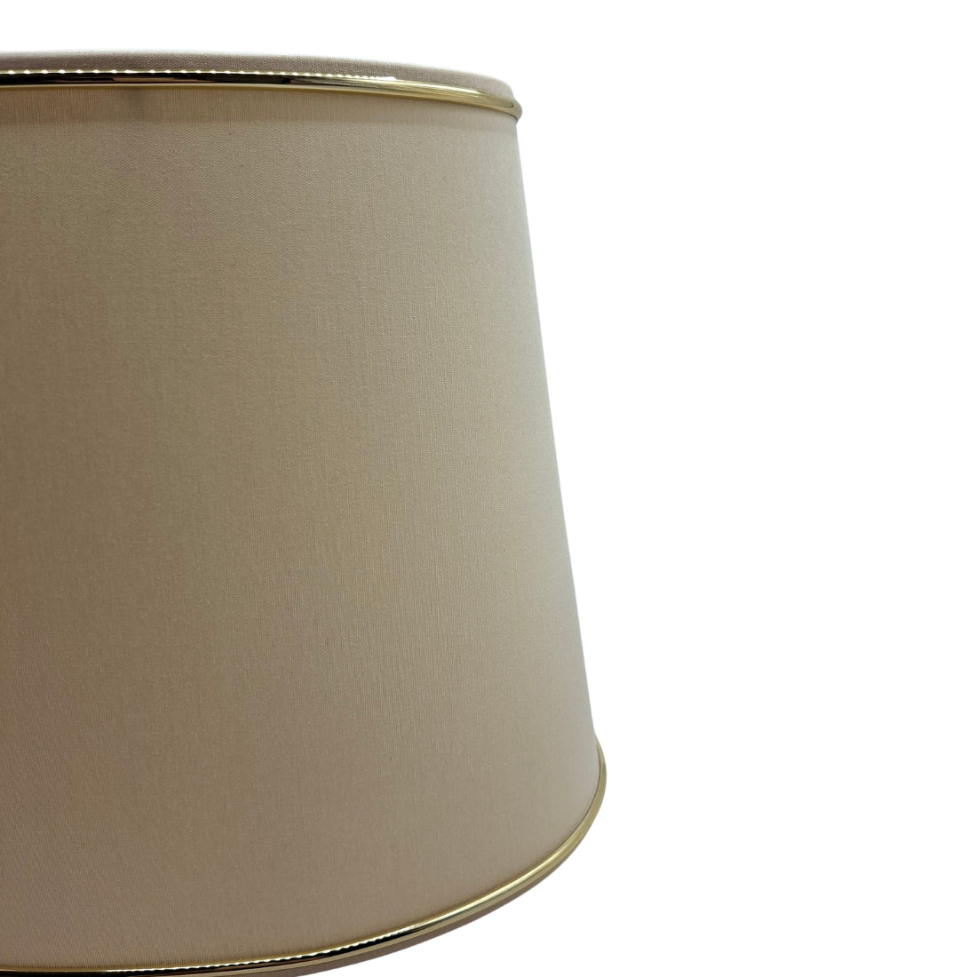 Detailfoto van de beige lampenkap met een gouden afwerking. Perfect voor een warme en sfeervolle ambiance in uw interieur.