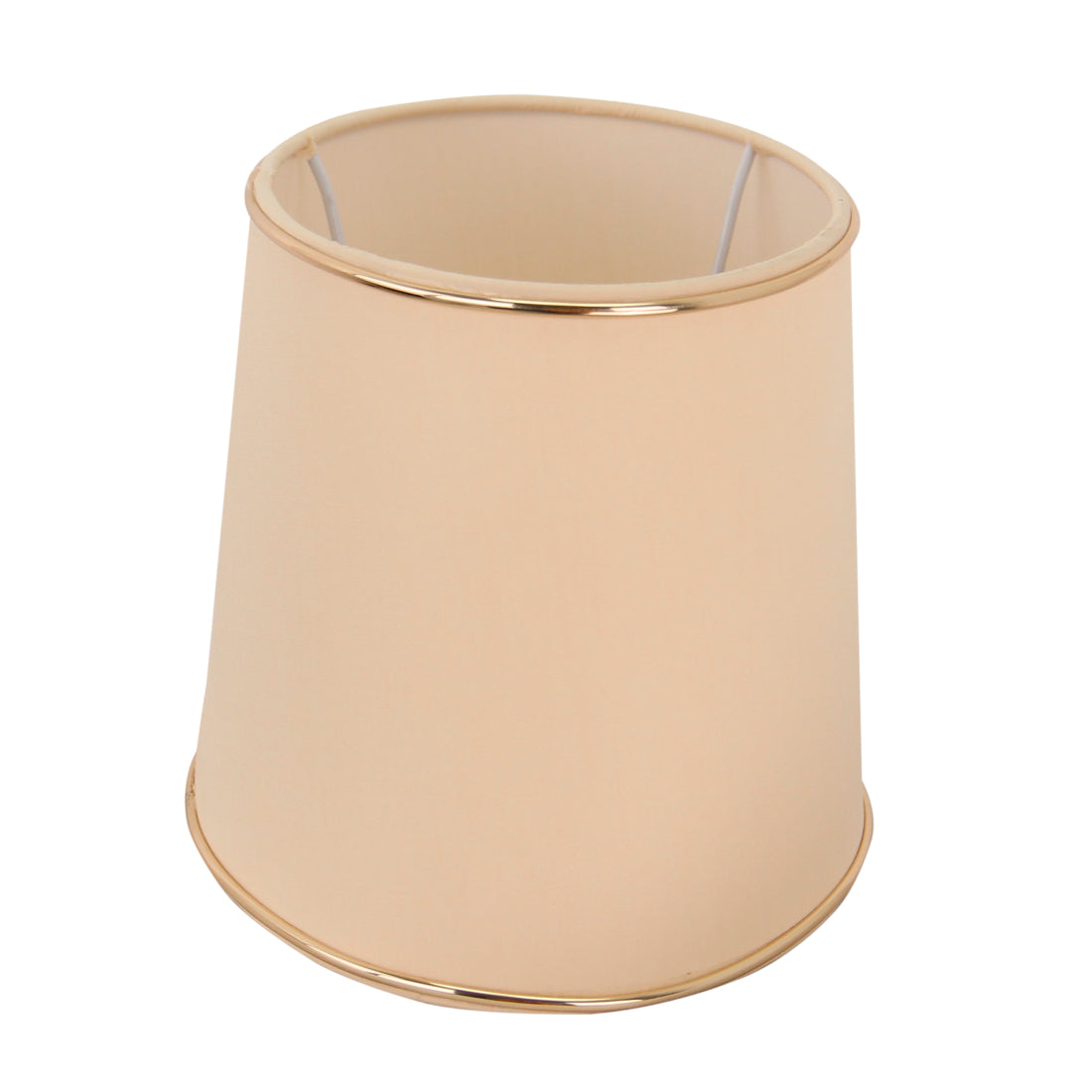Deze beige lampenkap met gouden accent geeft je interieur een warme uitstraling. Perfect voor een sfeervolle ambiance.