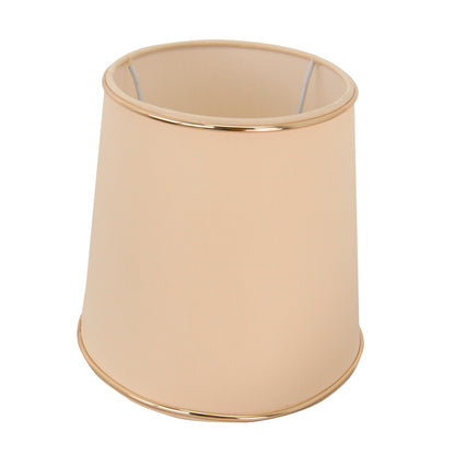 Deze beige lampenkap met gouden accent geeft je interieur een warme uitstraling. Perfect voor een sfeervolle ambiance.
