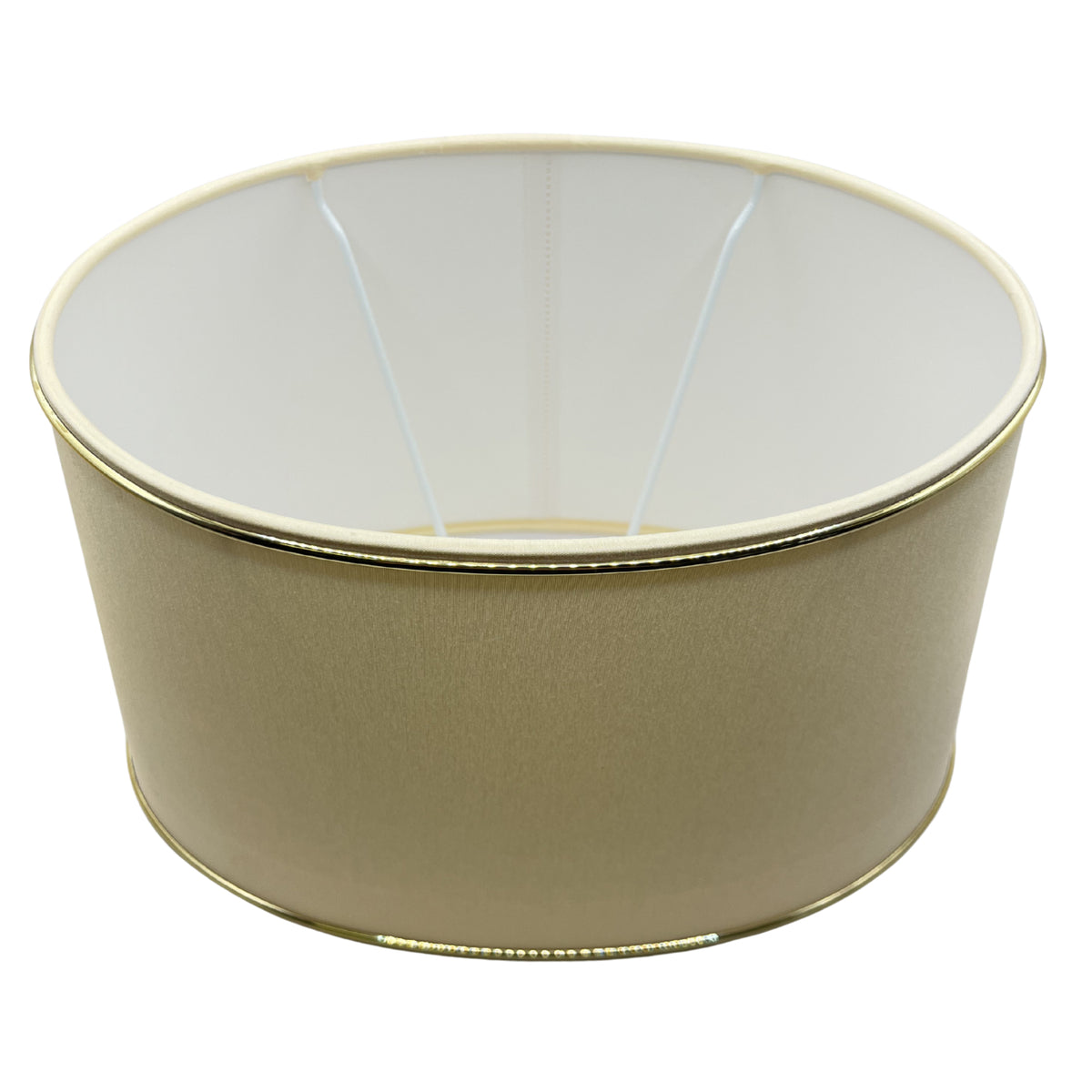 Deze detailfoto toont de beige ovalen lampenkap met gouden accents. Een moderne aanvulling voor elke sfeervolle ruimte.