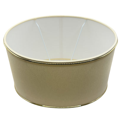 Deze detailfoto toont de beige ovalen lampenkap met gouden accents. Een moderne aanvulling voor elke sfeervolle ruimte.