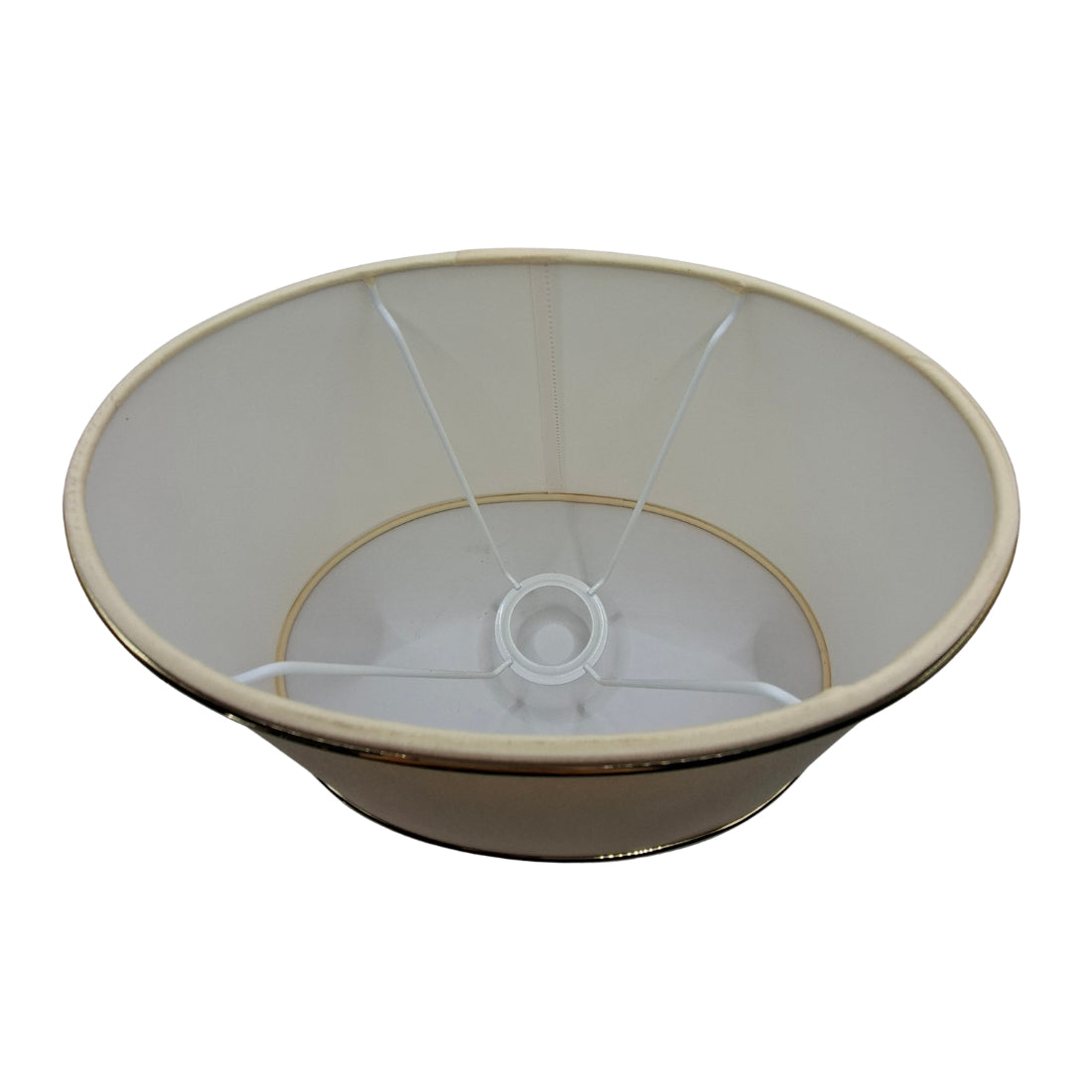 De beige lampenkap Oval met gouden details voegt elegantie toe aan elke lamp. Perfect voor een warm sfeertje in huis.