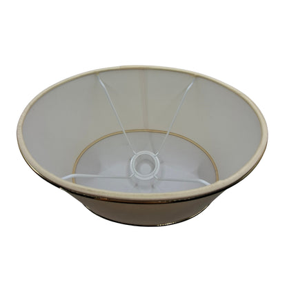 De beige lampenkap Oval met gouden details voegt elegantie toe aan elke lamp. Perfect voor een warm sfeertje in huis.