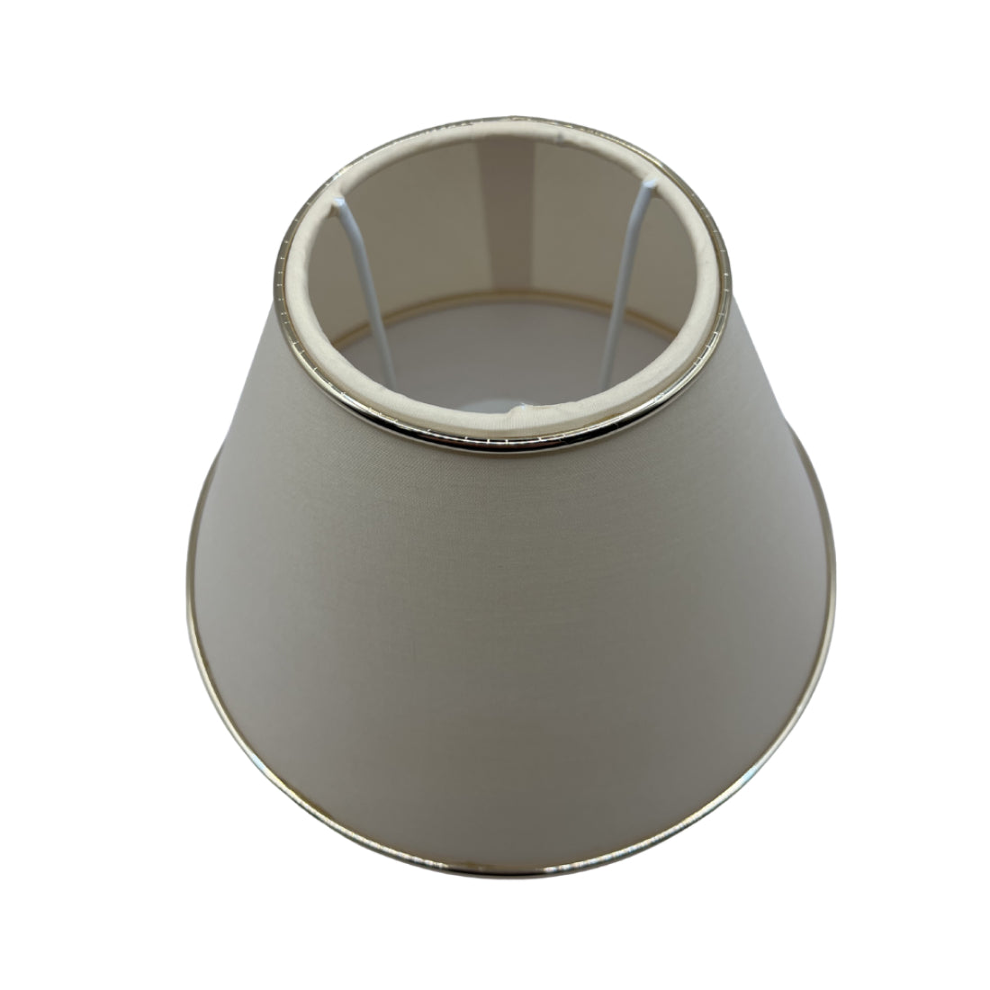 Detailweergave van de beige lampenkap met gouden afwerking.