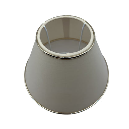 Detailweergave van de beige lampenkap met gouden afwerking.