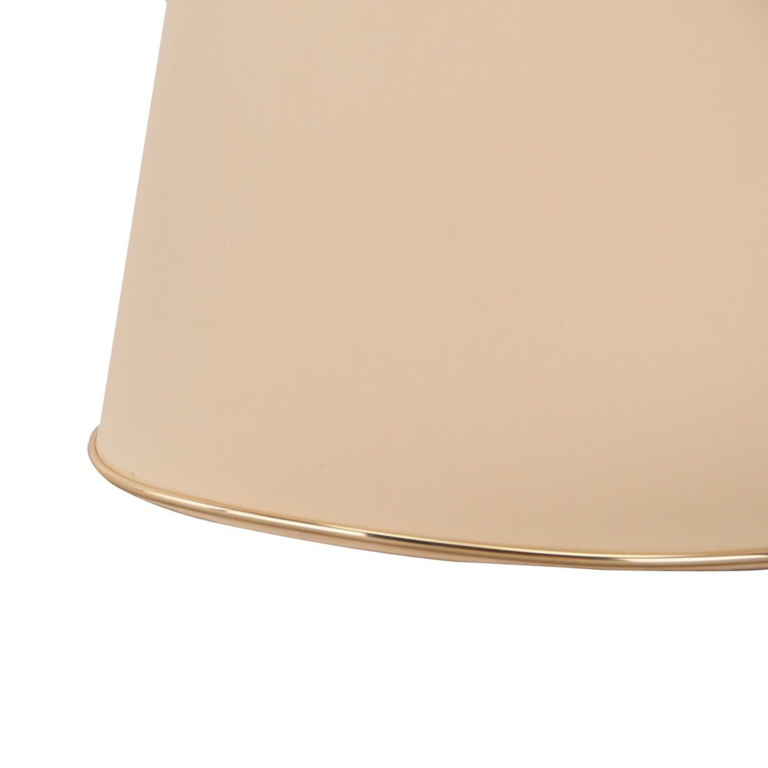 Detail van de beige lampenkap Oval met gouden accents. Deze lampenkap voegt een warme uitstraling toe aan je interieur.