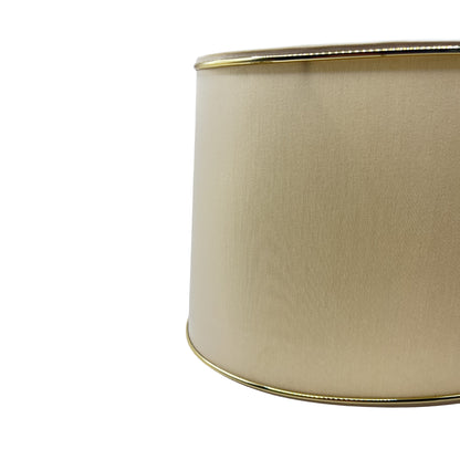 Detailweergave van de beige ovalen lampenkap met gouden accenten.