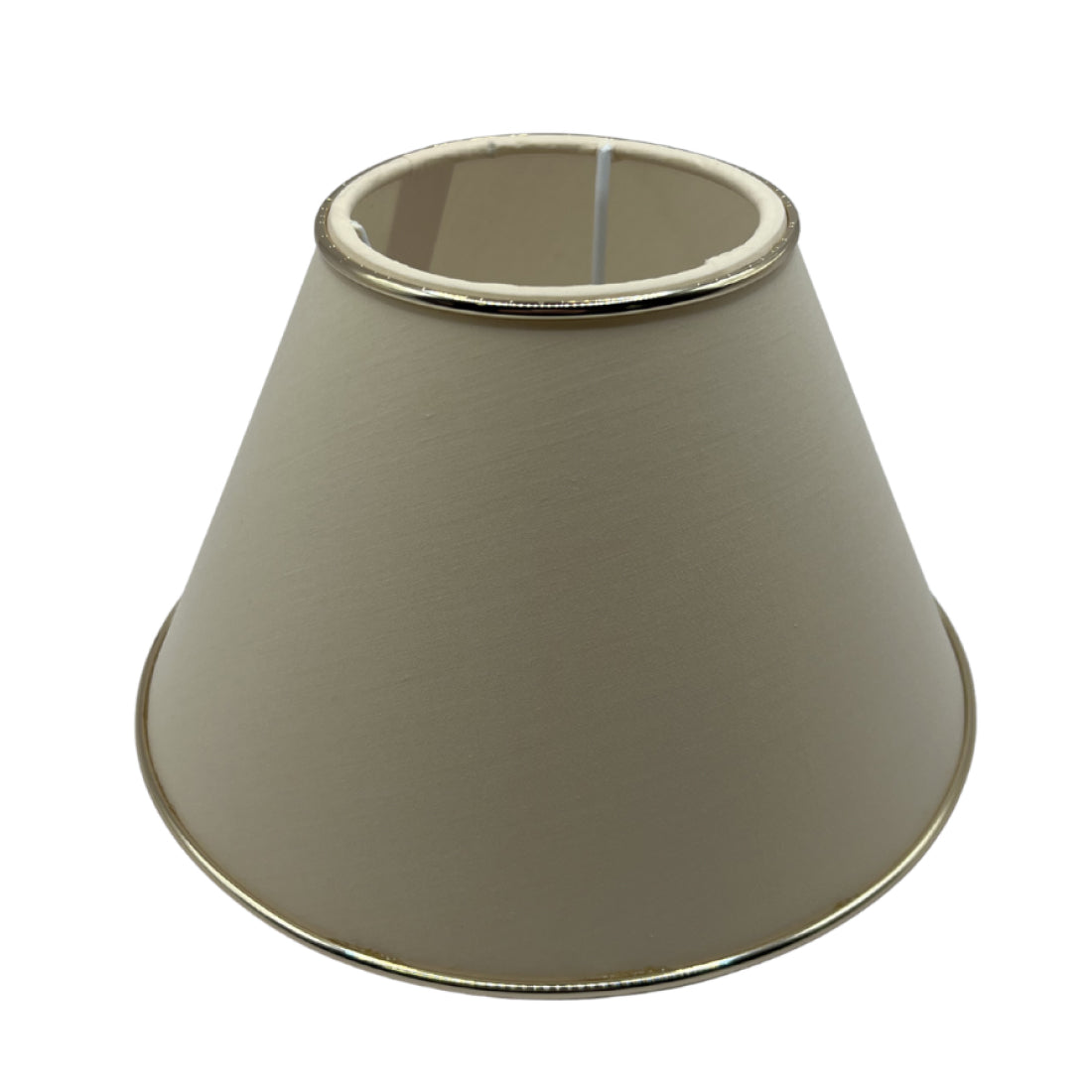 Detail van de beige lampenkap Top, versierd met een gouden rand. Deze kap geeft een warme uitstraling aan elk interieur.