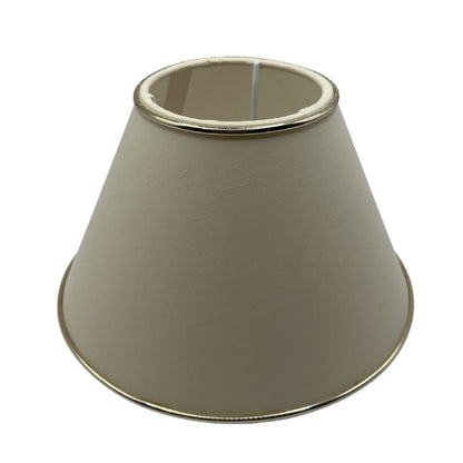 Detail van de beige lampenkap Top, versierd met een gouden rand. Deze kap geeft een warme uitstraling aan elk interieur.