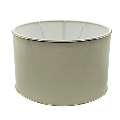 Verander de uitstraling van je lamp met deze moderne crèmekleurige lampenkap. Een verfijnde aanvulling voor elk interieur.
