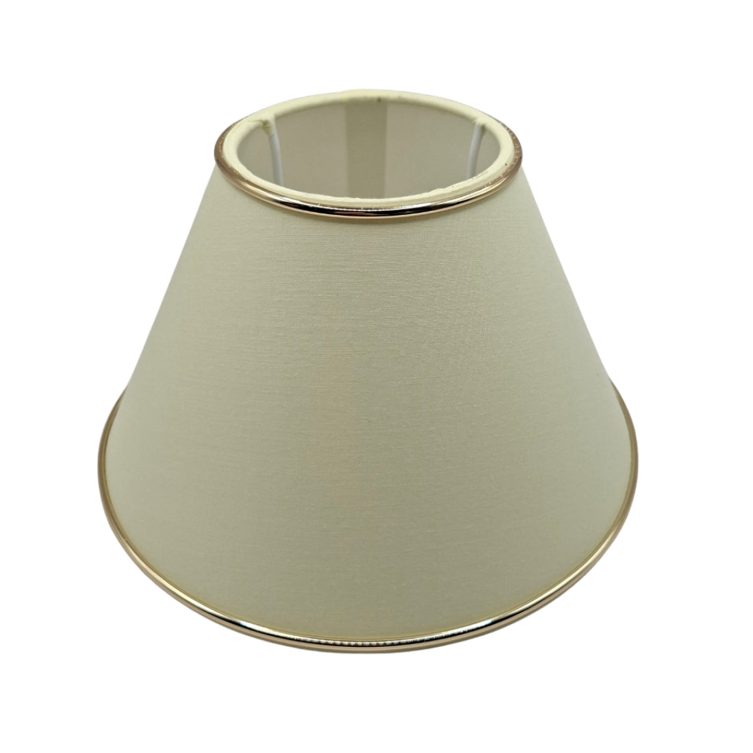 De crèmekleurige lampenkap Top met gouden accenten voegt een warme sfeer toe aan jouw interieur.