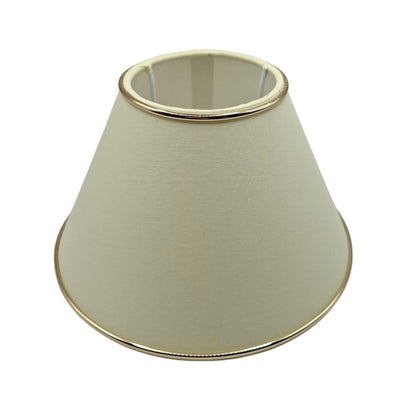 De crèmekleurige lampenkap Top met gouden accenten voegt een warme sfeer toe aan jouw interieur.