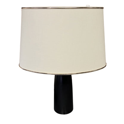 Verander je ruimte met deze moderne crèmekleurige lampenkap. De gouden accenten brengen luxe en warmte in elke kamer.