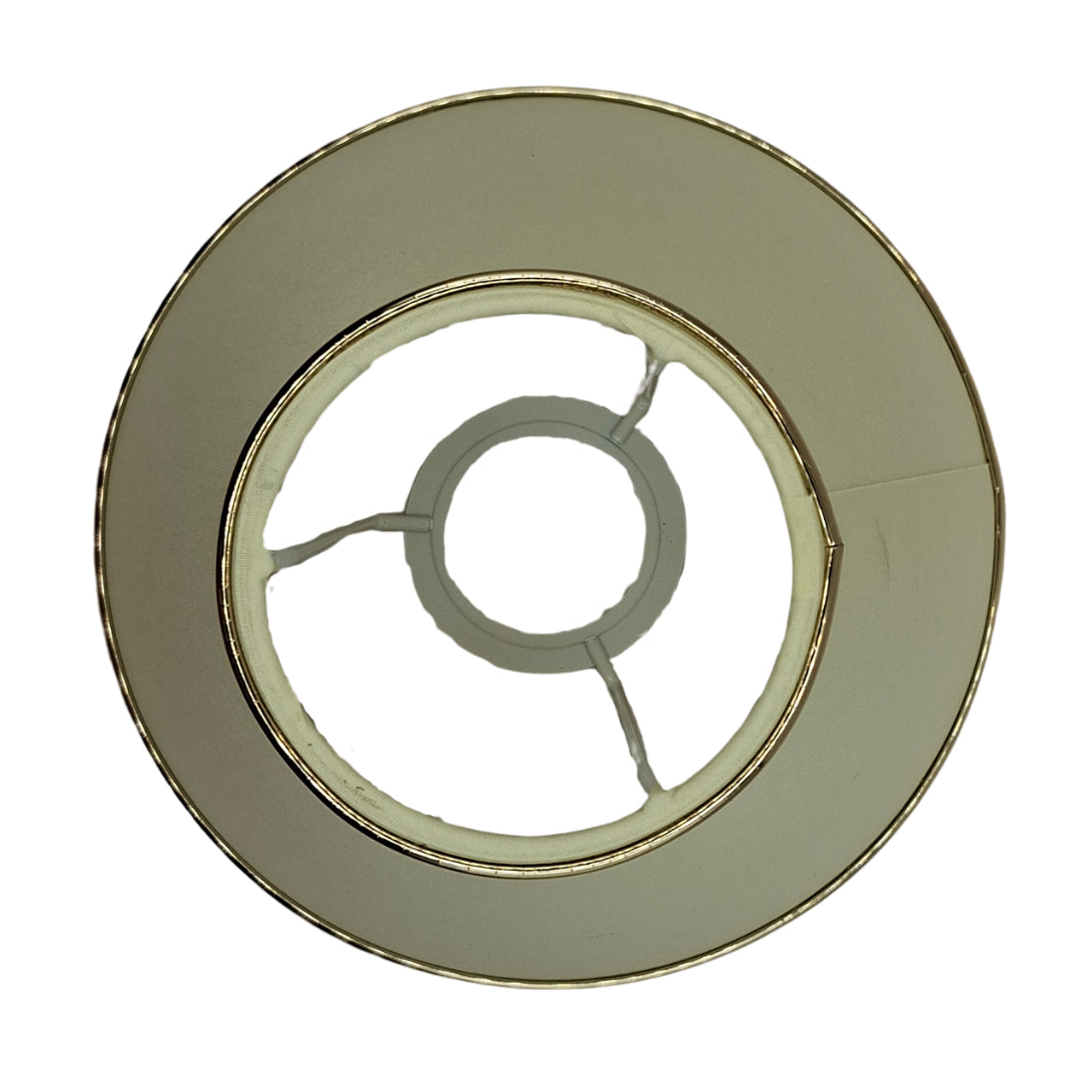 Deze crèmekleurige lampenkap met gouden details biedt een verfijnde uitstraling. Perfect voor een warme, gezellige sfeer.