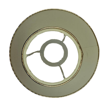 Deze crèmekleurige lampenkap met gouden details biedt een verfijnde uitstraling. Perfect voor een warme, gezellige sfeer.