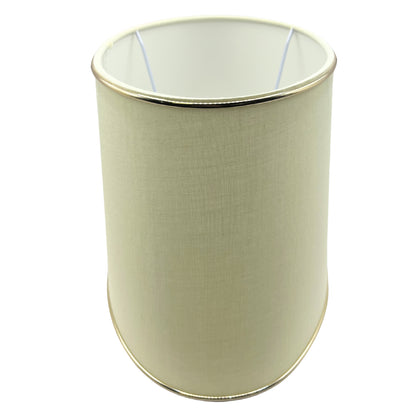 Detail van de crème lampenkap Oval met gouden accenten. Een moderne aanvulling die elke lamp in stijl verheft.