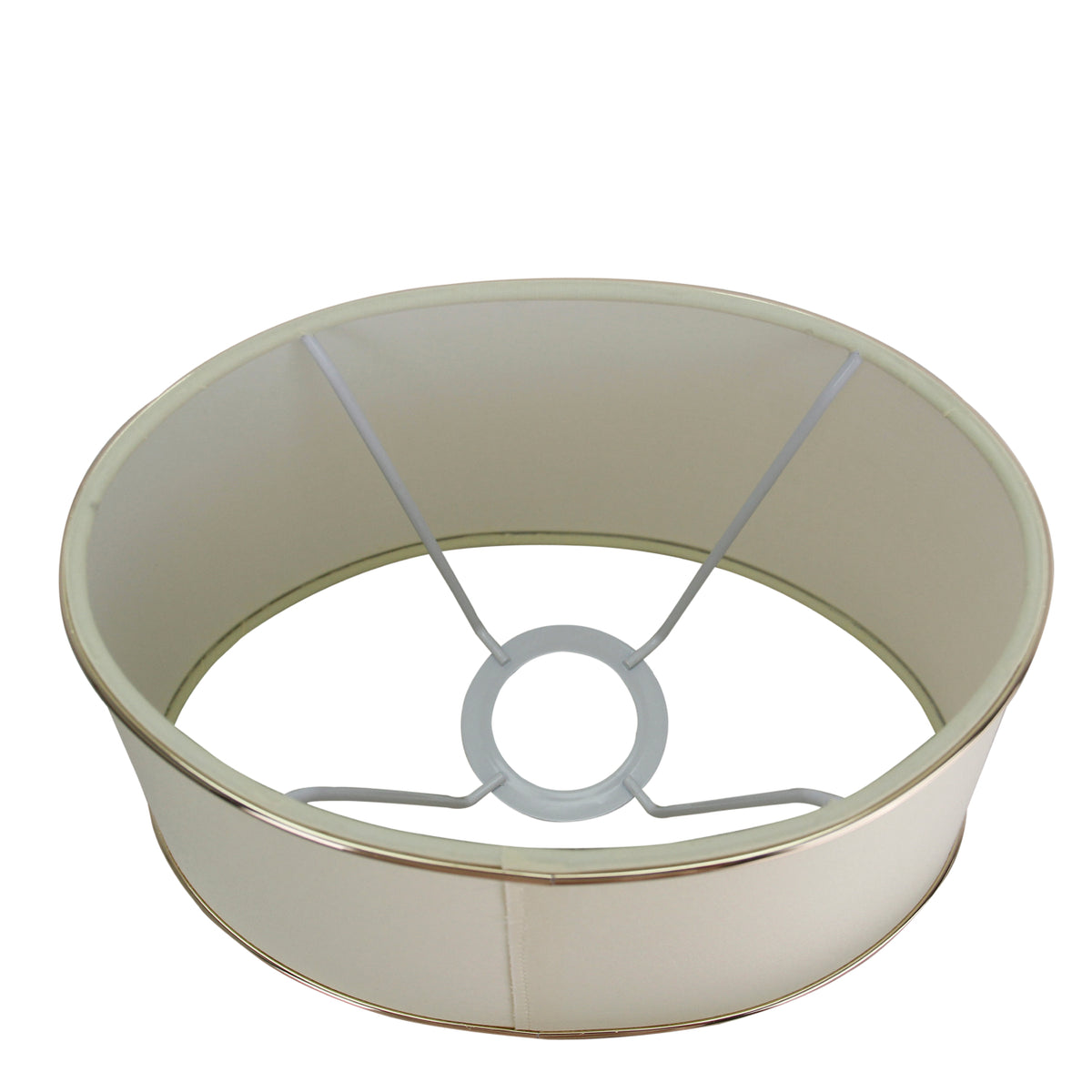 Deze crèmekleurige lampenkap met gouden accenten straalt elegantie uit. Perfect voor een sfeervolle touch in uw interieur.