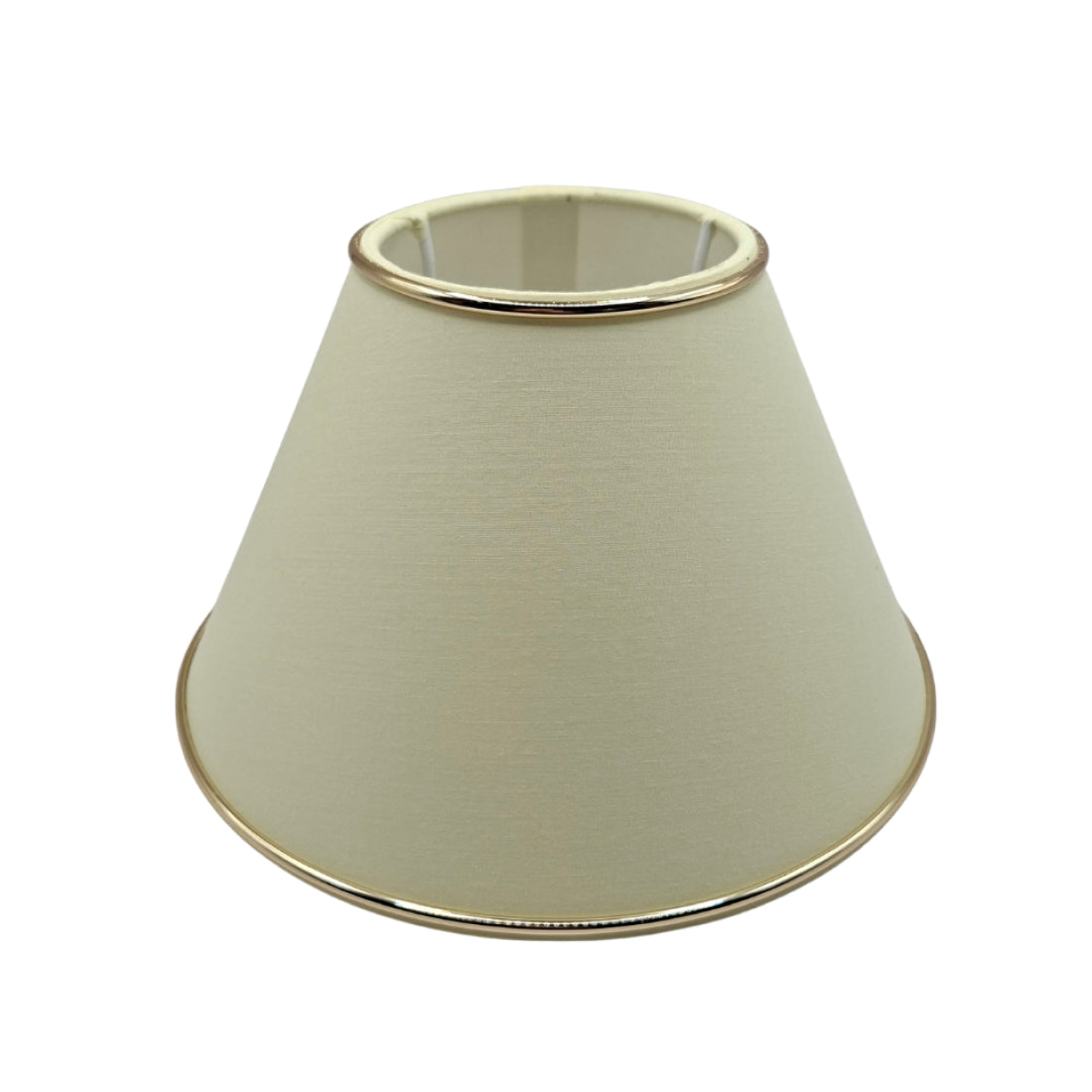 De crèmekleurige lampenkap met gouden accenten brengt warmte in elke ruimte. Perfect voor een sfeervolle ambiance.