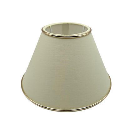 De crèmekleurige lampenkap met gouden accenten brengt warmte in elke ruimte. Perfect voor een sfeervolle ambiance.