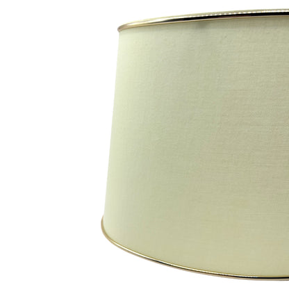 Deze crèmekleurige lampenkap met gouden accenten heeft een modern design. Perfect om een sfeervolle uitstraling te creëren.