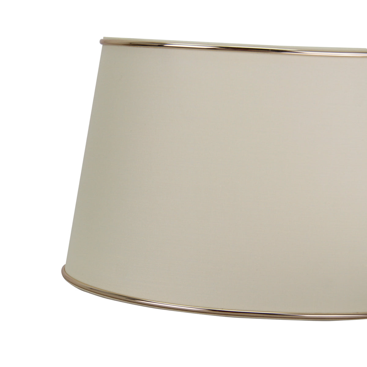 Fijne detailfoto van de ovale crèmekleurige lampenkap met gouden afwerking. Perfect voor een elegante uitstraling in huis.