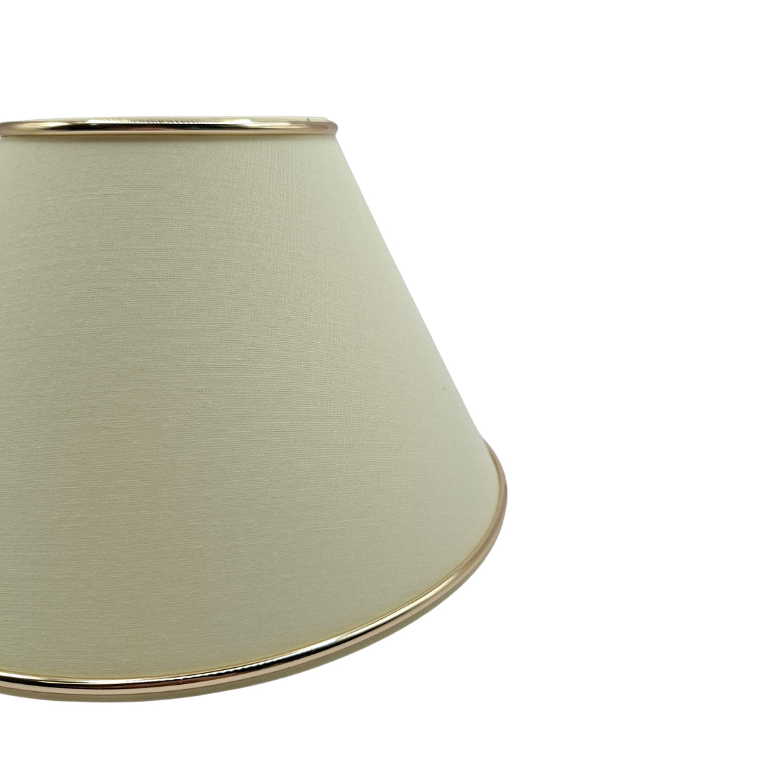 Deze crèmekleurige lampenkap met gouden accents straalt elegantie uit. Perfect voor een sfeervolle inrichting.