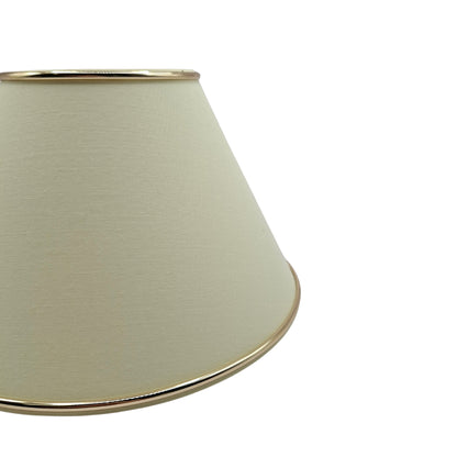 Deze crèmekleurige lampenkap met gouden accents straalt elegantie uit. Perfect voor een sfeervolle inrichting.