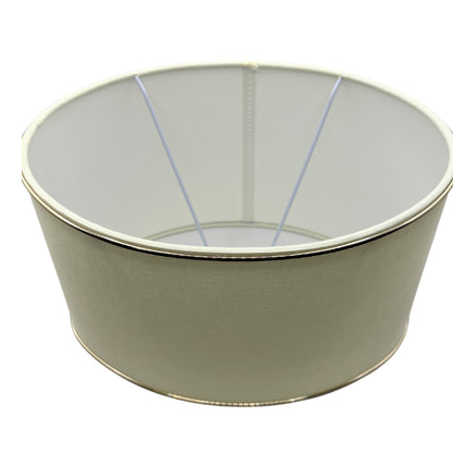 Deze crèmekleurige lampenkap met gouden details voegt een moderne flair toe aan je interieur.