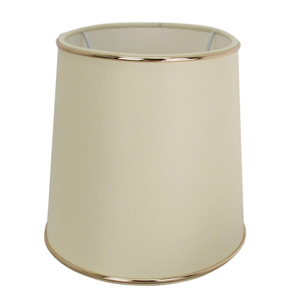 Deze elegante crèmekleurige lampenkap met gouden details voegt een verfijnde touch toe aan jouw interieur.