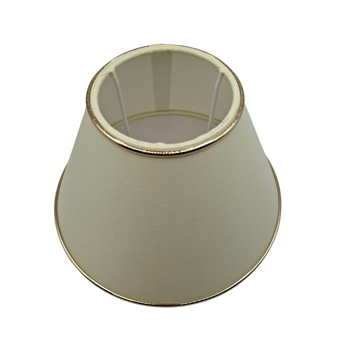 Deze crèmekleurige lampenkap met gouden accenten voegt warmte toe aan elke kamer. Perfect voor een sfeervol interieur.