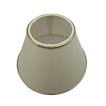 Deze crèmekleurige lampenkap met gouden accenten voegt warmte toe aan elke kamer. Perfect voor een sfeervol interieur.