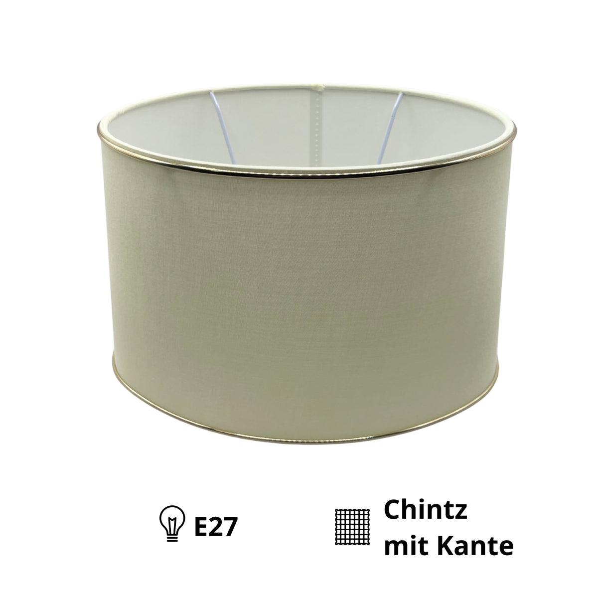 Detailopname van de crème lampenkap met goudaccenten. Een moderne toevoeging die elke kamer een warme uitstraling geeft.
