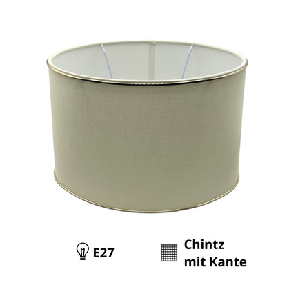 Detailopname van de crème lampenkap met goudaccenten. Een moderne toevoeging die elke kamer een warme uitstraling geeft.