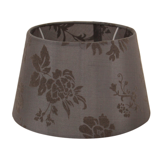 De grijze lampenkap Drum geeft een tijdloze uitstraling aan elke ruimte. Perfect voor een sfeervolle verlichting.