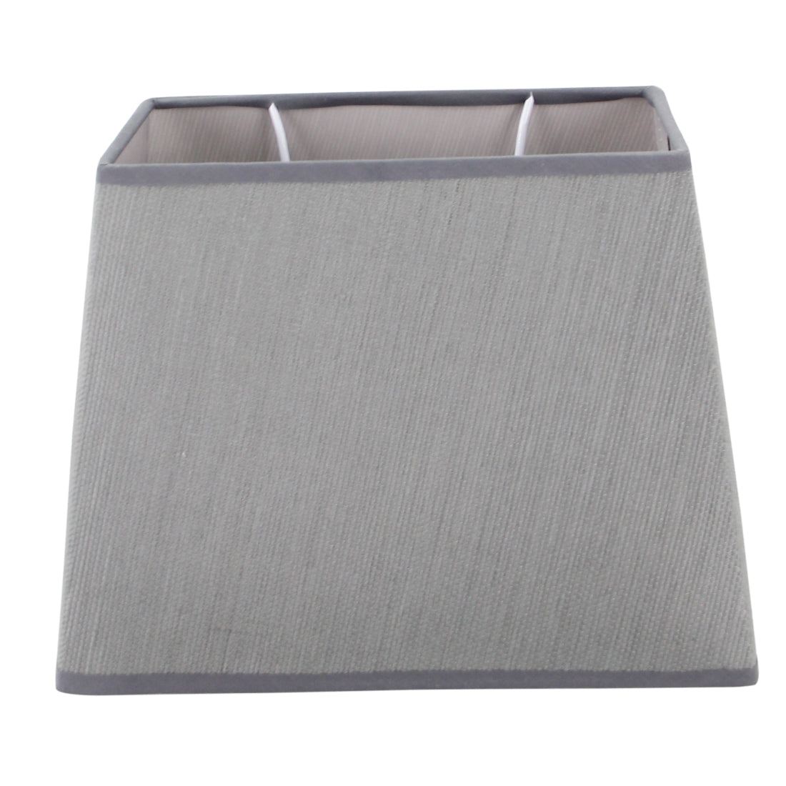 Met zijn strakke grijze design voegt deze lampenkap een moderne touch toe aan elke inrichting.