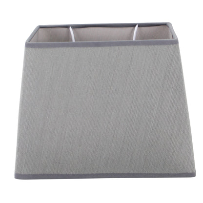 Met zijn strakke grijze design voegt deze lampenkap een moderne touch toe aan elke inrichting.