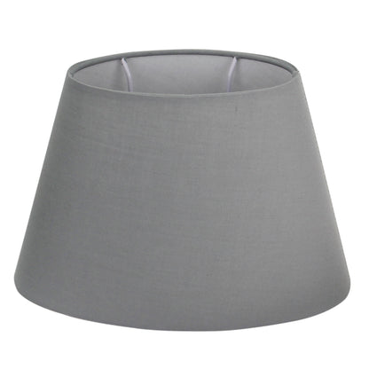Deze grijze lampenkap heeft een ovale vorm en voegt een moderne touch toe aan je interieur.