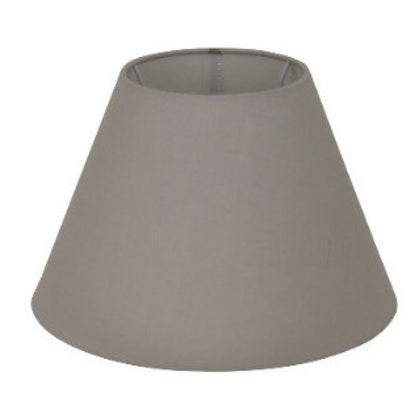 Deze lichtgrijze lampenkap voegt een elegante touch toe aan je interieur. Perfect voor sfeervolle verlichting in elke ruimte.