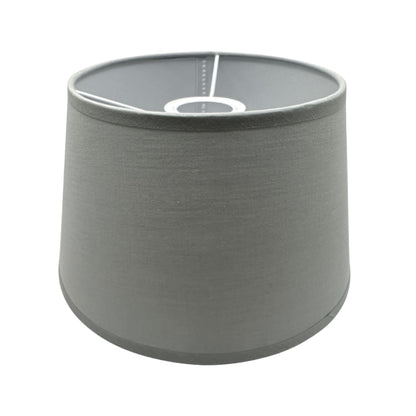 Strakke grijze lampenkap in drumvorm, perfect voor een moderne sfeer. Verfris je interieur met deze stijlvolle toevoeging.