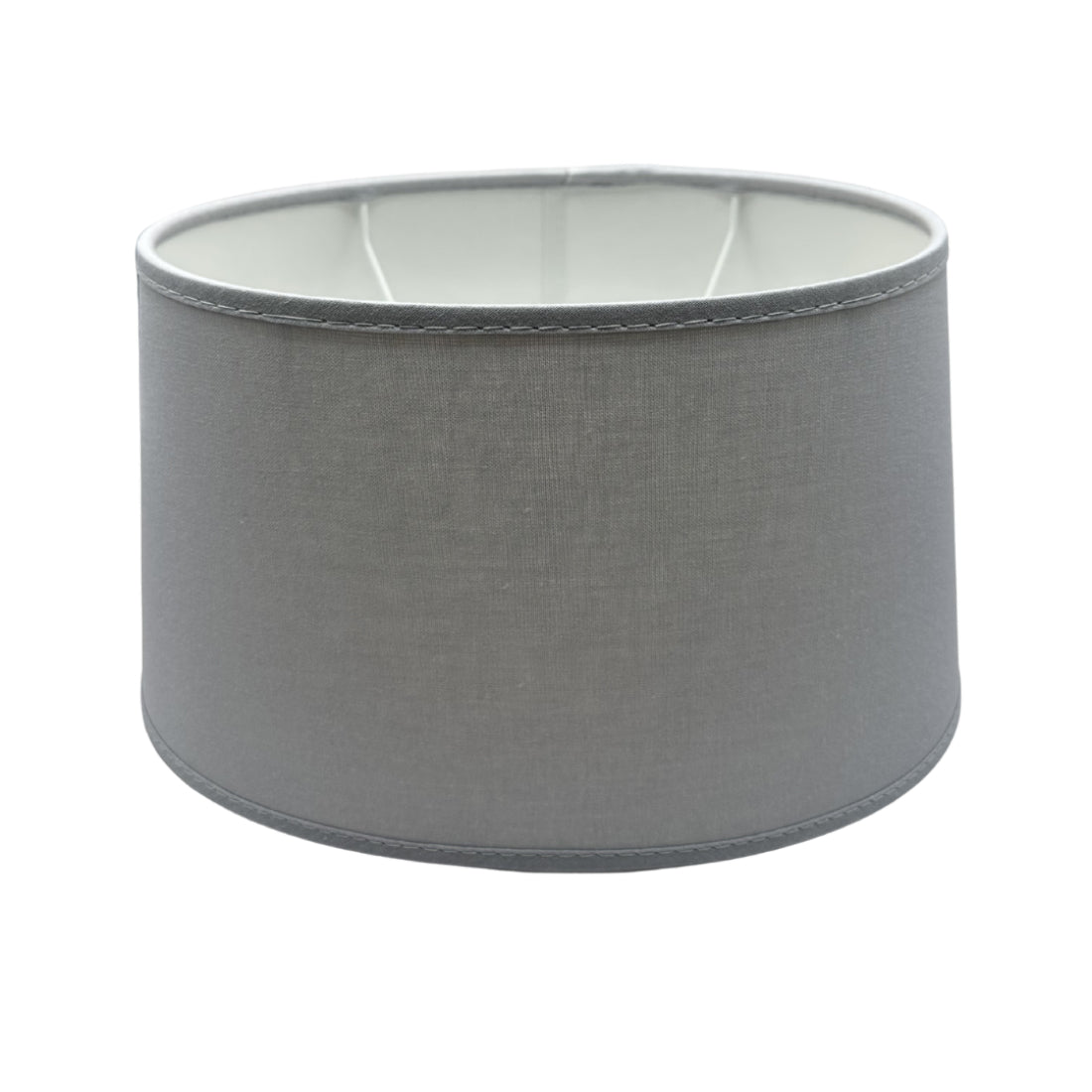 Deze grijze lampenkap in ovale vorm voegt een moderne touch toe aan je interieur. Perfect voor sfeervolle verlichting.
