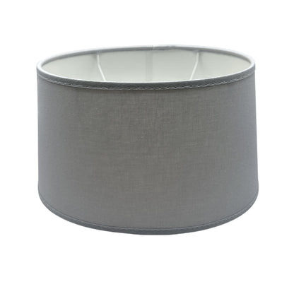 Deze grijze lampenkap in ovale vorm voegt een moderne touch toe aan je interieur. Perfect voor sfeervolle verlichting.