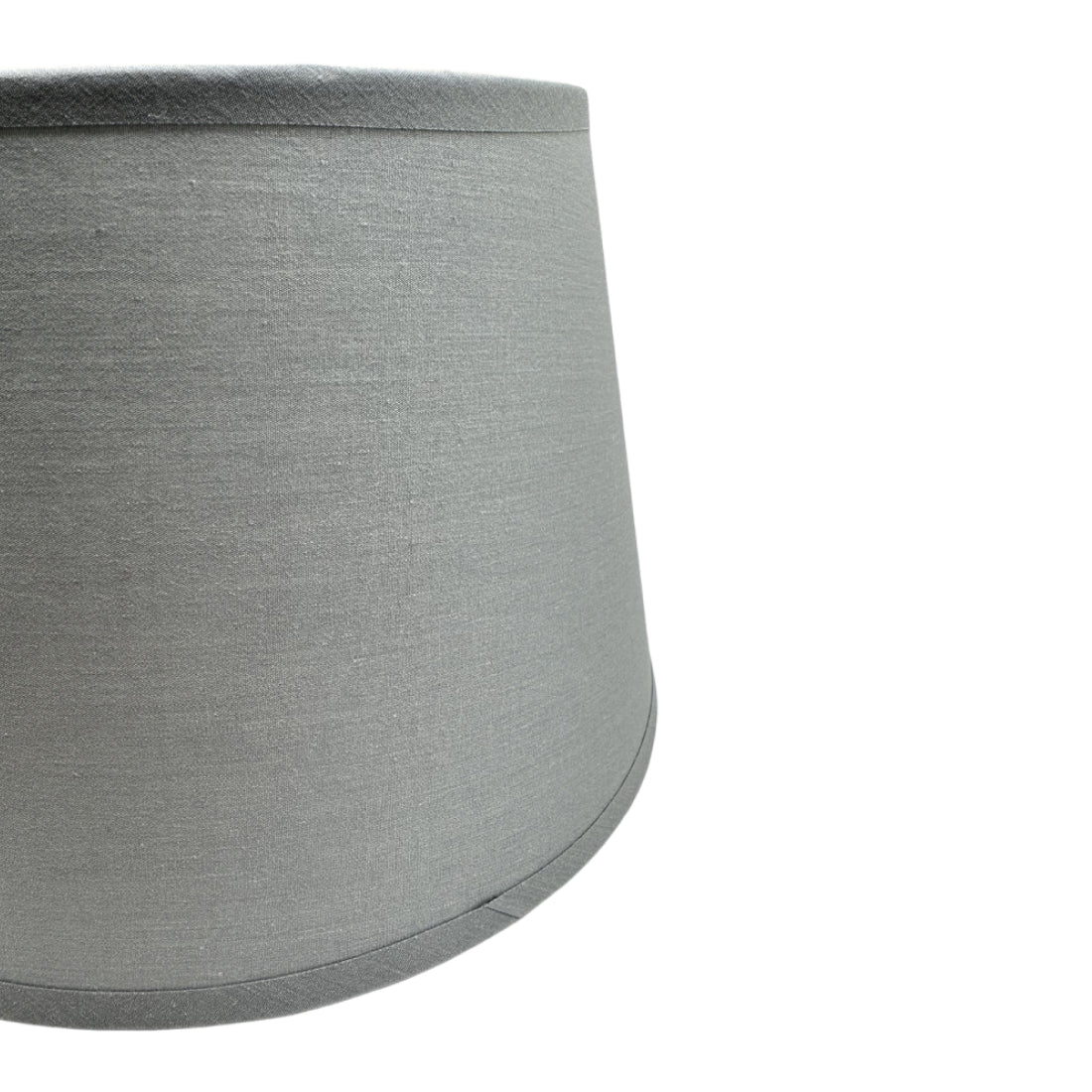 De grijze lampenkap Drum heeft een modern design en past perfect in diverse interieurstijlen. Geef je ruimte een upgrade.