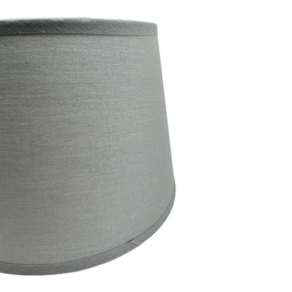De grijze lampenkap Drum heeft een modern design en past perfect in diverse interieurstijlen. Geef je ruimte een upgrade.