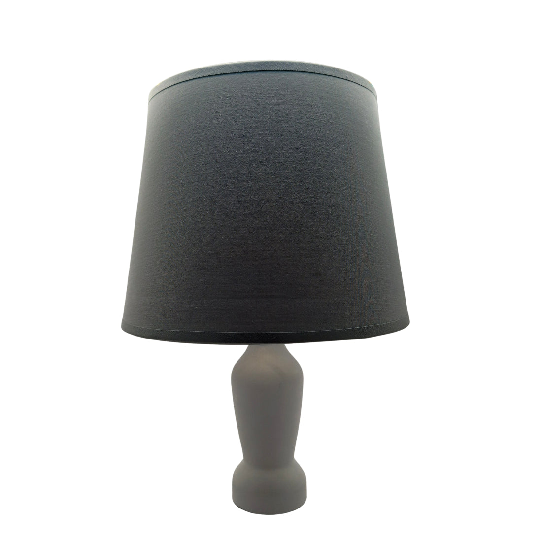 Een grijze lampenkap in een sfeervolle setting. Deze stijlvolle kap brengt een warme uitstraling in elke kamer.