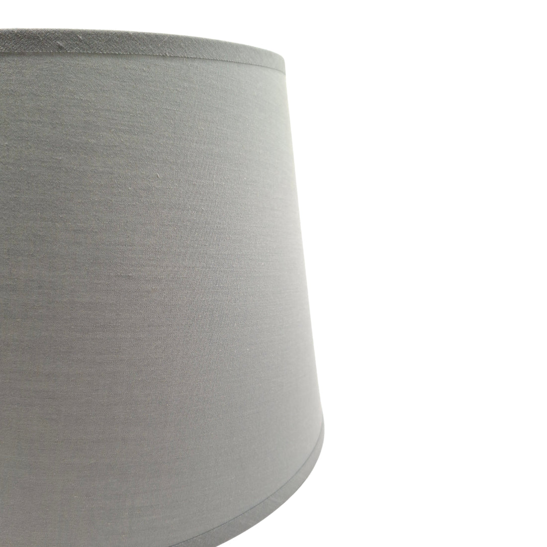 Een stijlvolle grijze lampenkap van Ø23 cm. Perfect voor een moderne touch in elke kamer.