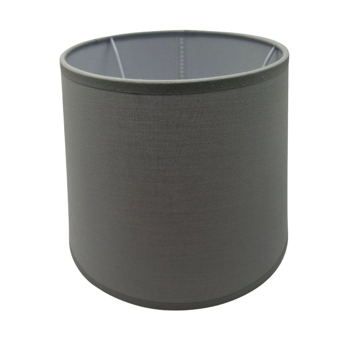 Deze grijze lampenkap heeft een strakke vormgeving. Perfect voor een moderne uitstraling in jouw interieur.