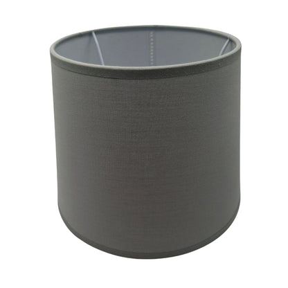 Deze grijze lampenkap heeft een strakke vormgeving. Perfect voor een moderne uitstraling in jouw interieur.