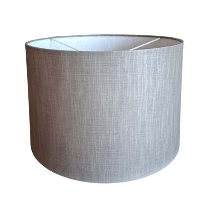Moderne grijze lampenkap in een stijlvolle drumvorm. Perfect voor een sfeervolle en eigentijdse uitstraling in elke kamer.
